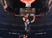 开云体育在线-锁链无声，霍勒迪的防守，如何让NBA季后赛之夜陷入寂静