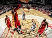 开云体育入口-赛道上的双重奇迹，威廉姆斯绝杀法拉利，周冠宇闪耀高光时刻