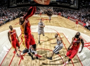 开云体育入口-赛道上的双重奇迹，威廉姆斯绝杀法拉利，周冠宇闪耀高光时刻