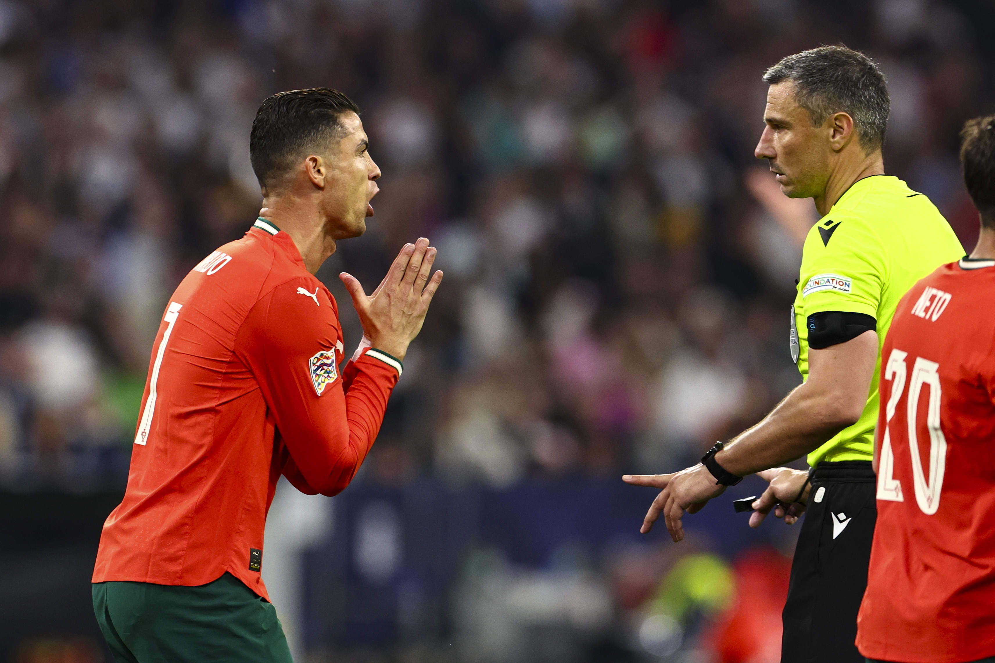 关于葡萄牙逆转荷兰，惊险晋级欧洲杯四强的信息