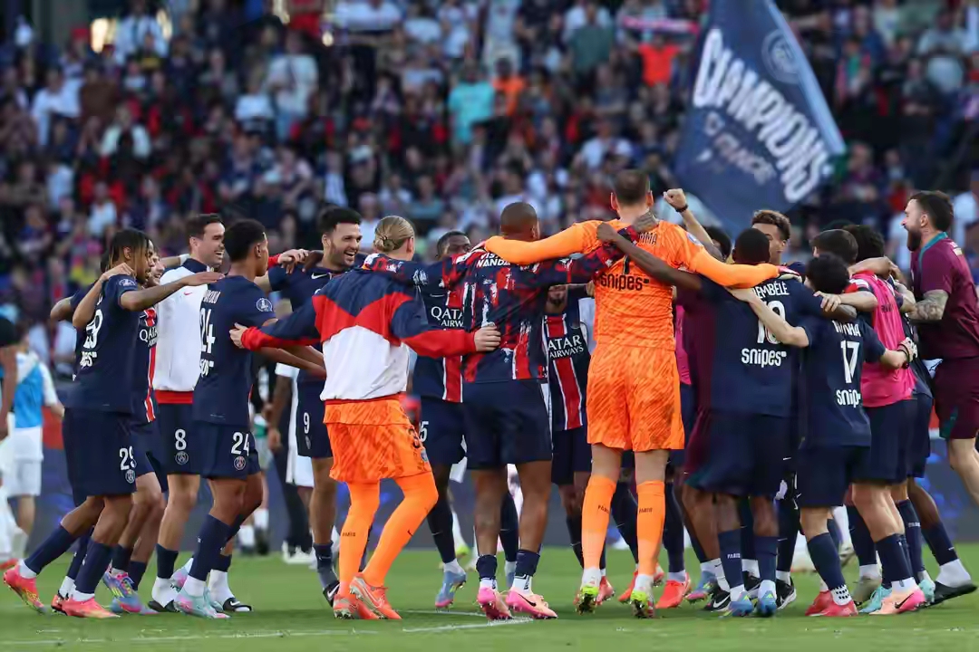 法甲赛场上演激烈对抗，胜者笑到最后