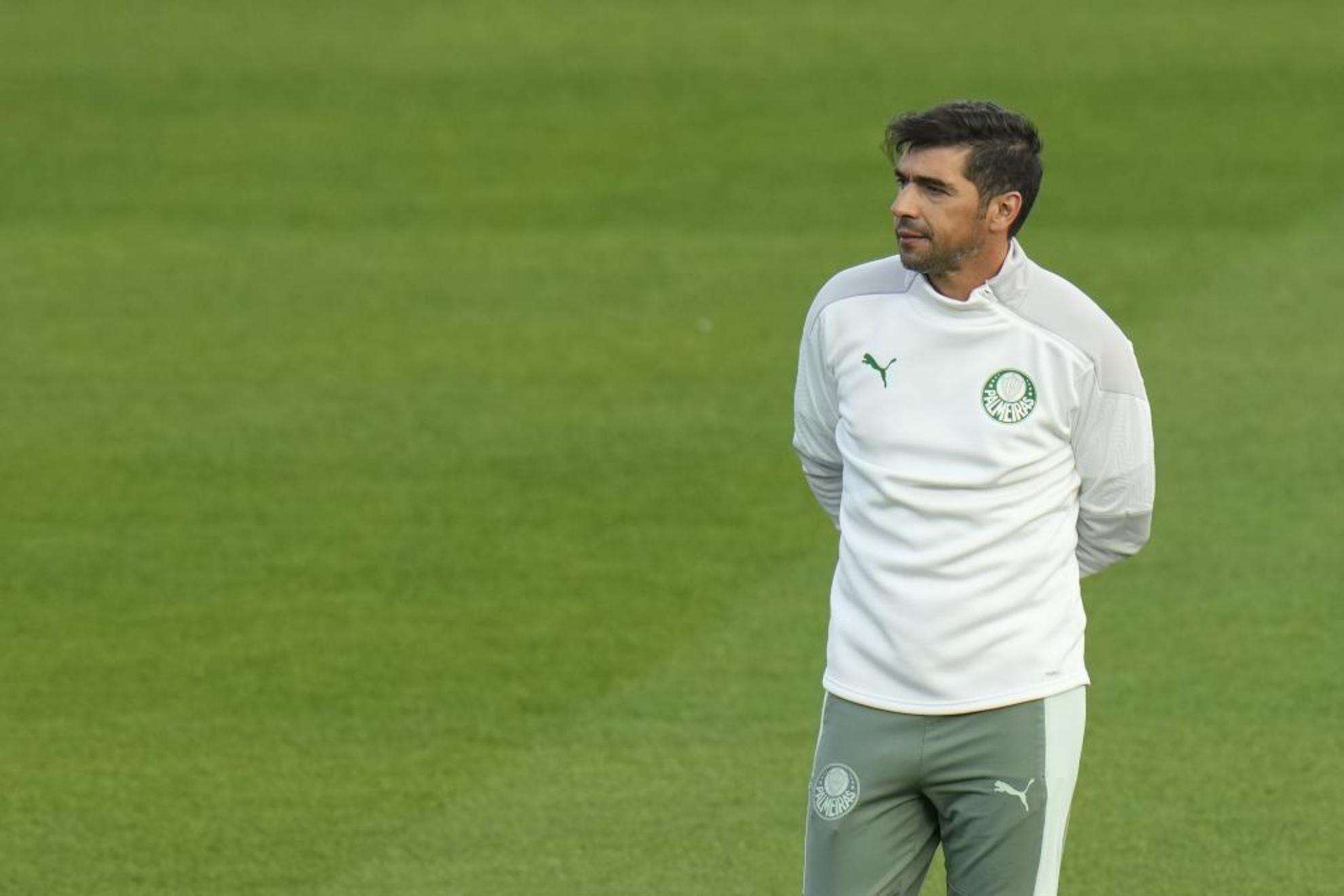 巴西足球甲级联赛引进国外教练团队