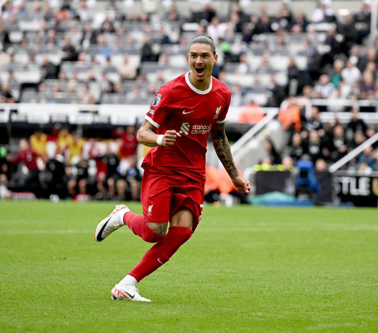 包含甘冈球员表现出色，客场取得胜利创造历史的词条