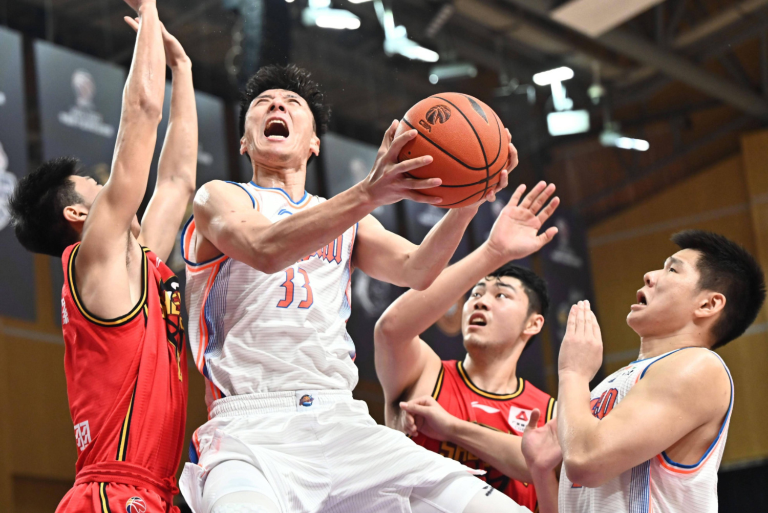 黄蜂队员们拼尽全力，成功战胜对手的简单介绍