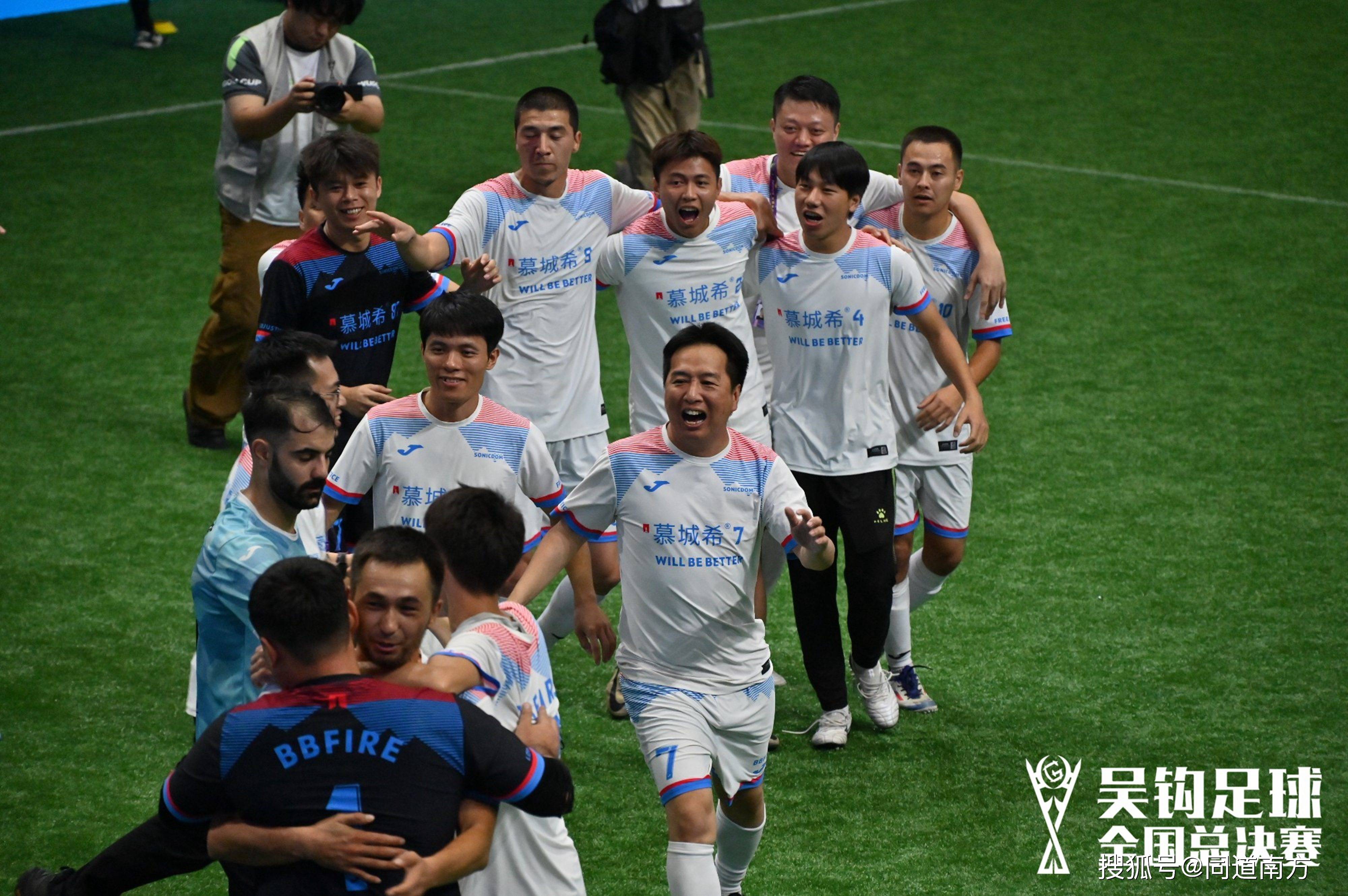 包含体育赛事中球队之间的激烈对抗浴火鸡毛的词条