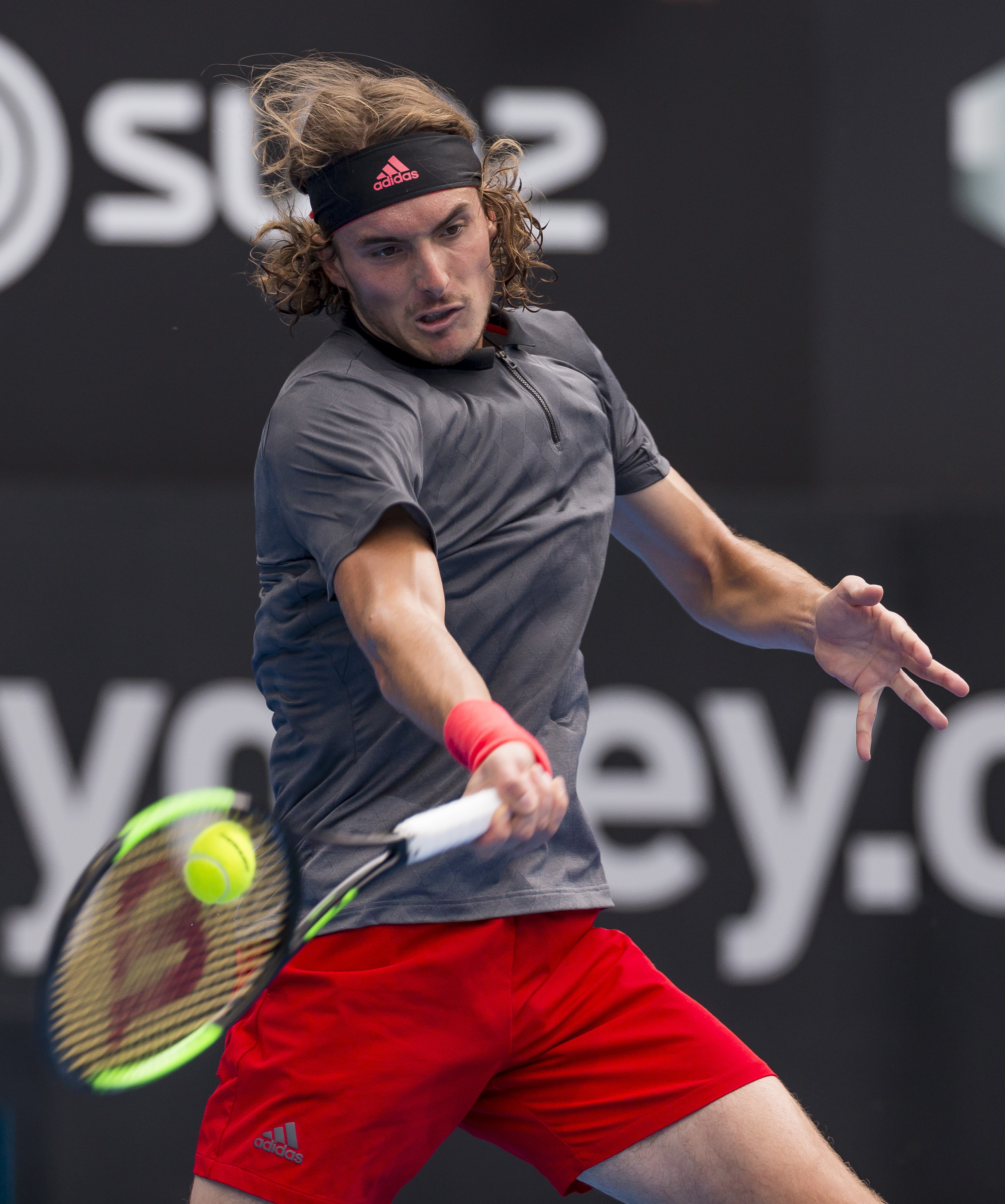 关于意大利网球队强势西班牙网球队，西西帕斯打破历史纪录的信息