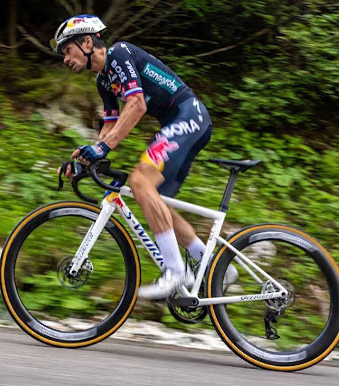 红牛车队鏖战红牛二队，皮亚斯特里带队取胜