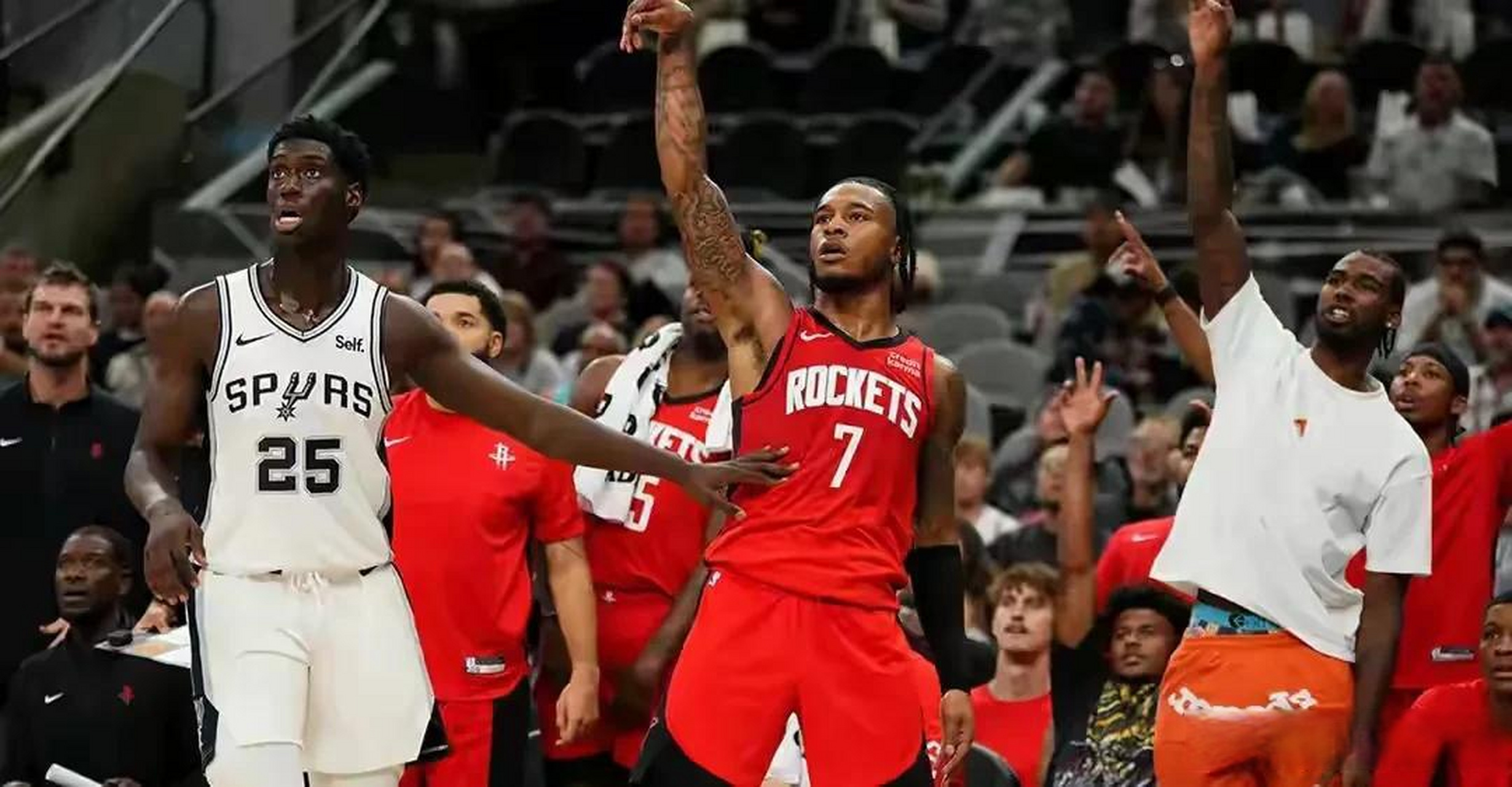 马刺翻盘76人，范弗利特点燃赛场