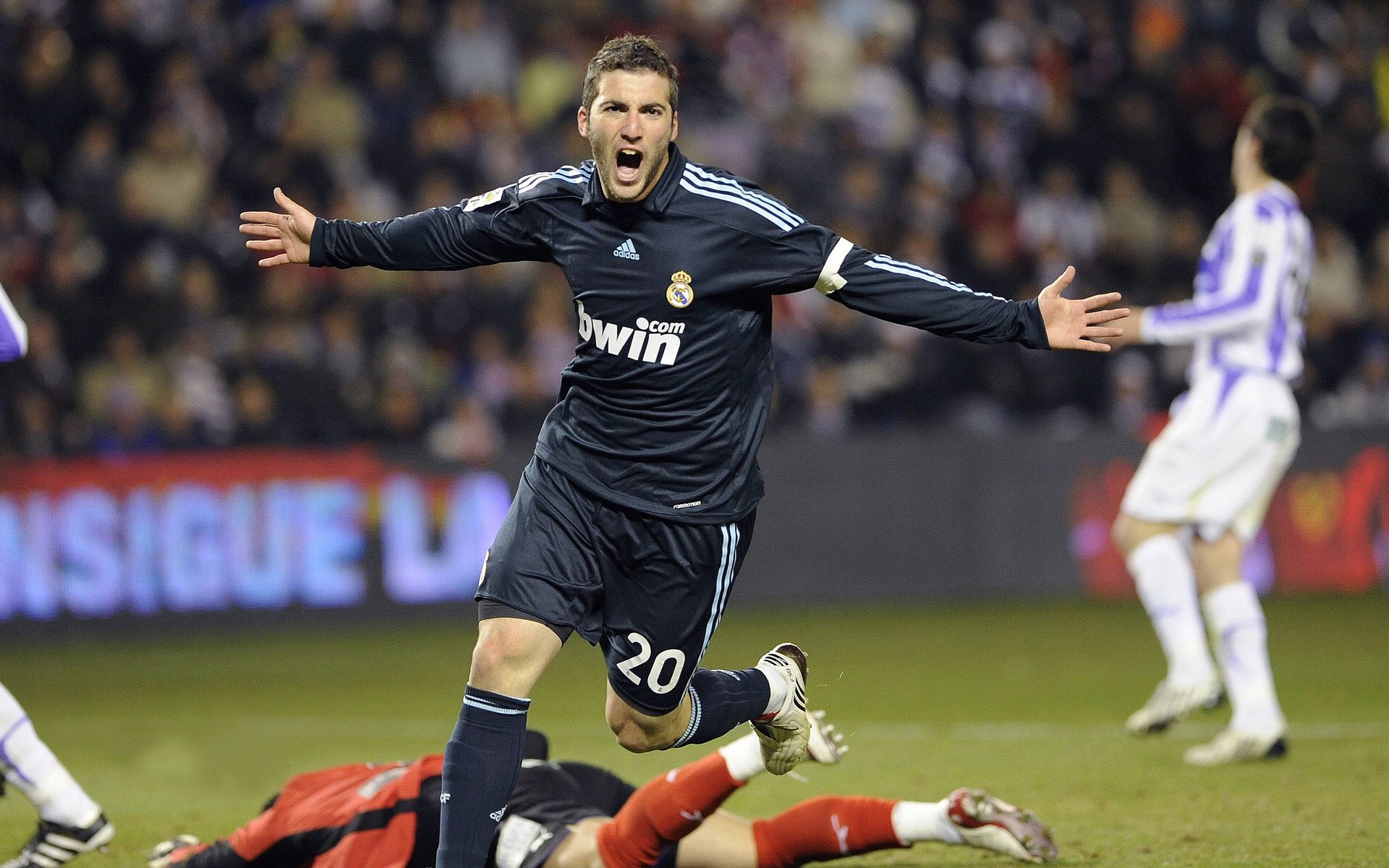 跨界狂想，当牙买加闪电冲垮罗马，阿圭罗在NBA总决赛接管比赛