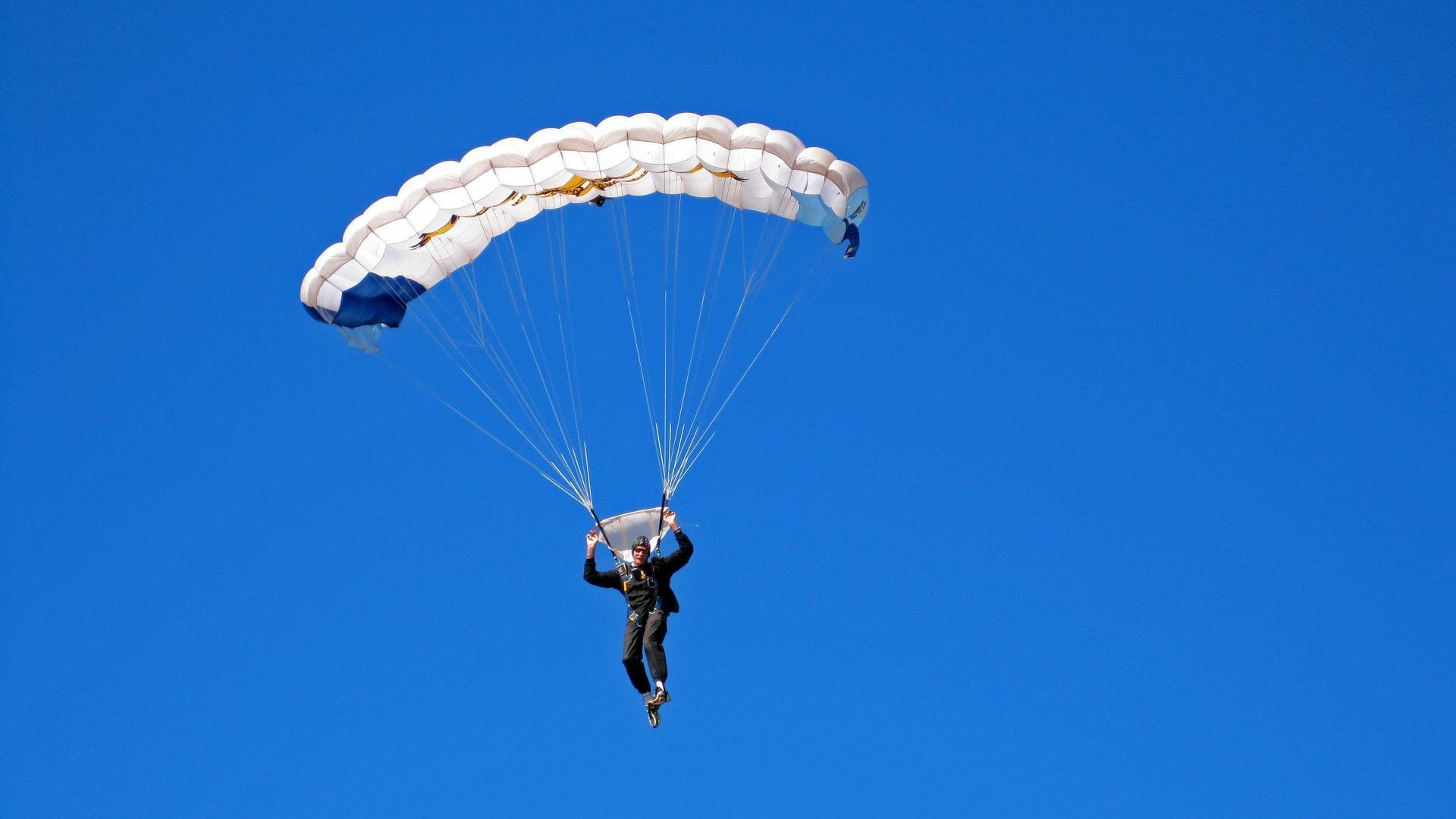 绝境中的引擎咆哮,索伯奇迹夜,汉密尔顿关键超车逆转梅赛德斯王朝